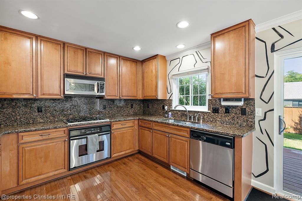 301 JAMES Circle, Royal Oak, MI 48067 — Photo 14