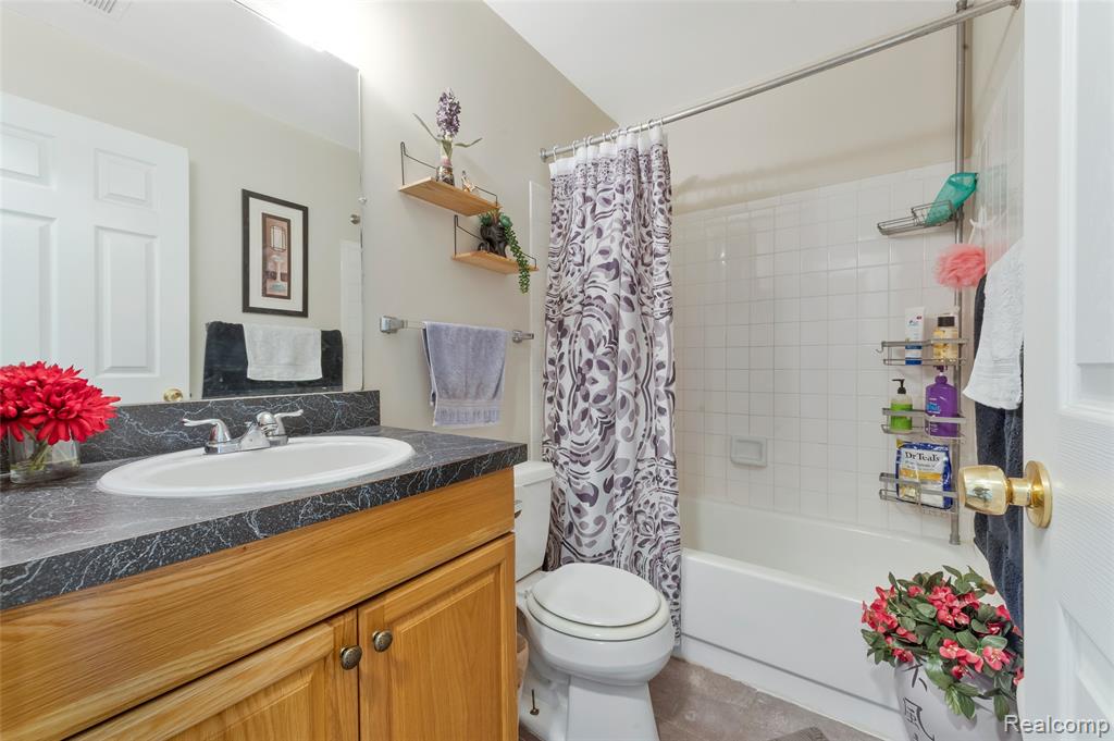 33585 Pondview Circle, 116, Livonia, MI 48152 — Photo 16