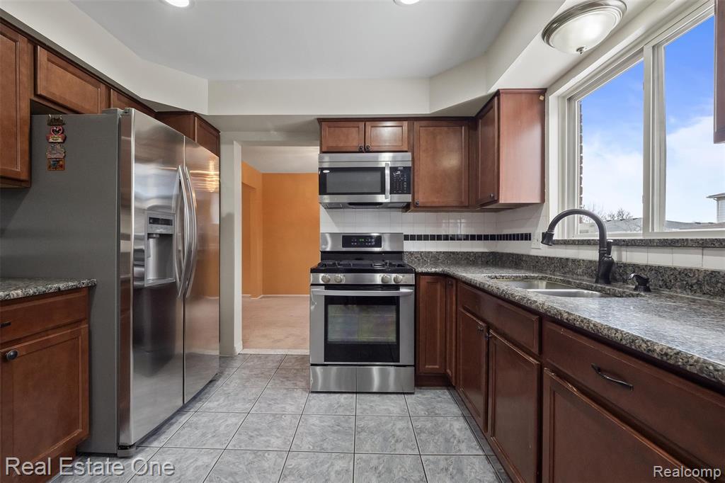 4469 Ardmore Drive, Sterling Heights, MI 48310 — Photo 10