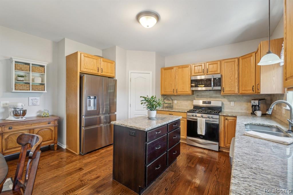 627 OLIVIA Drive, Milford, MI 48381 — Photo 11