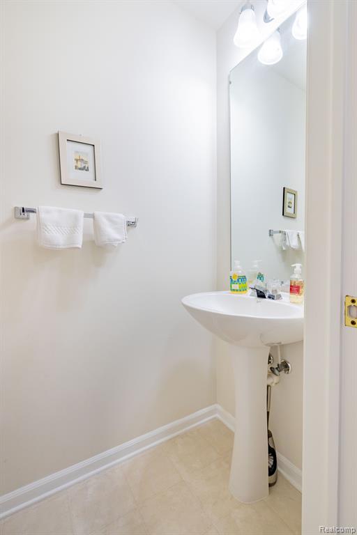 9884 HIGH MEADOW Drive, Ypsilanti, MI 48198 — Photo 18