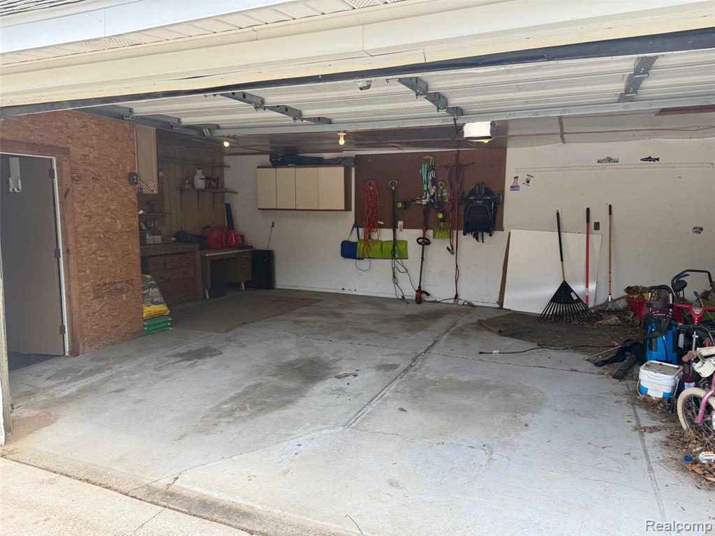 5524 Aylesbury Drive, Waterford, MI 48327 — Photo 32