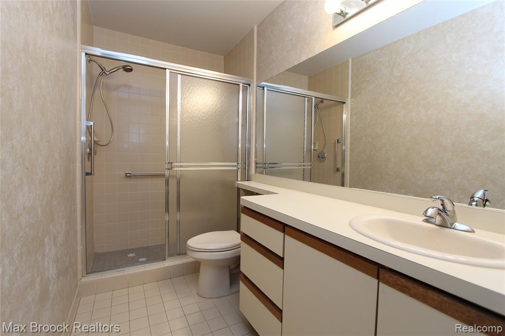 4029 Foxpointe Drive, West Bloomfield, MI 48323 — Photo 19
