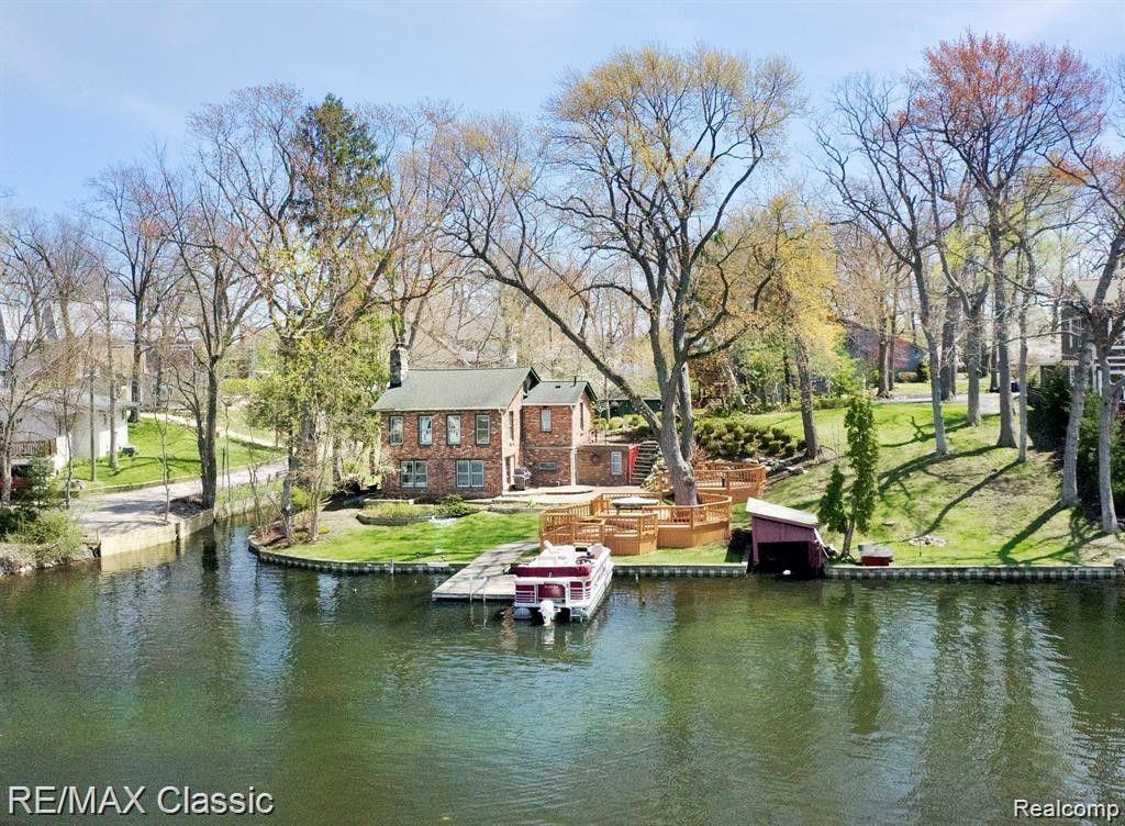 260 Oak Island Drive, Wolverine Lake, MI 48390 — Photo 2