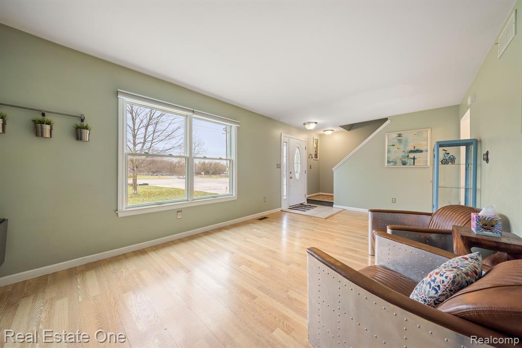 65 S WILLIAMS LAKE Road, Waterford, MI 48327 — Photo 9