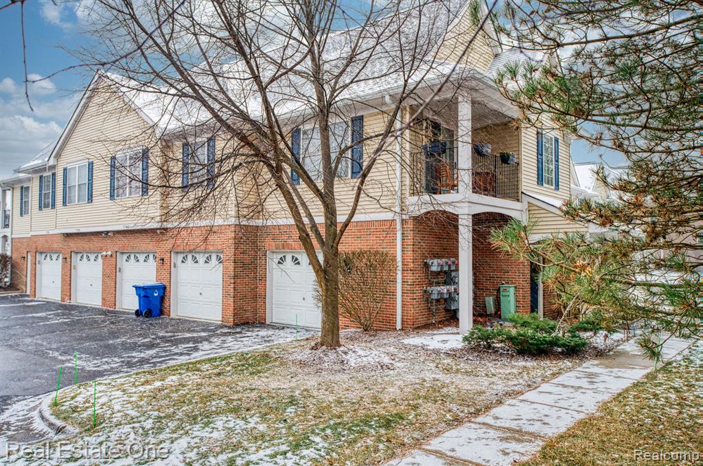 776 AMBERLY Drive, Unit B, Waterford, MI 48328 — Photo 2