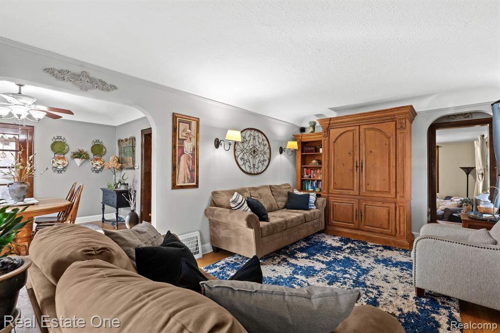 240 MONT EAGLE Street, Milford, MI 48381 — Photo 9