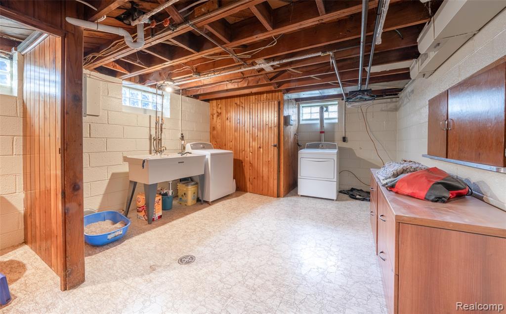 15560 CHARLES R AVE, Eastpointe, MI 48021 — Photo 17