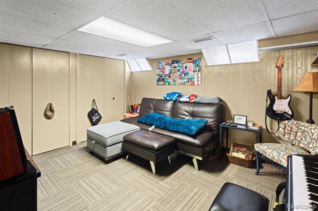 9806 BERWICK Street, Livonia, MI 48150 — Photo 32