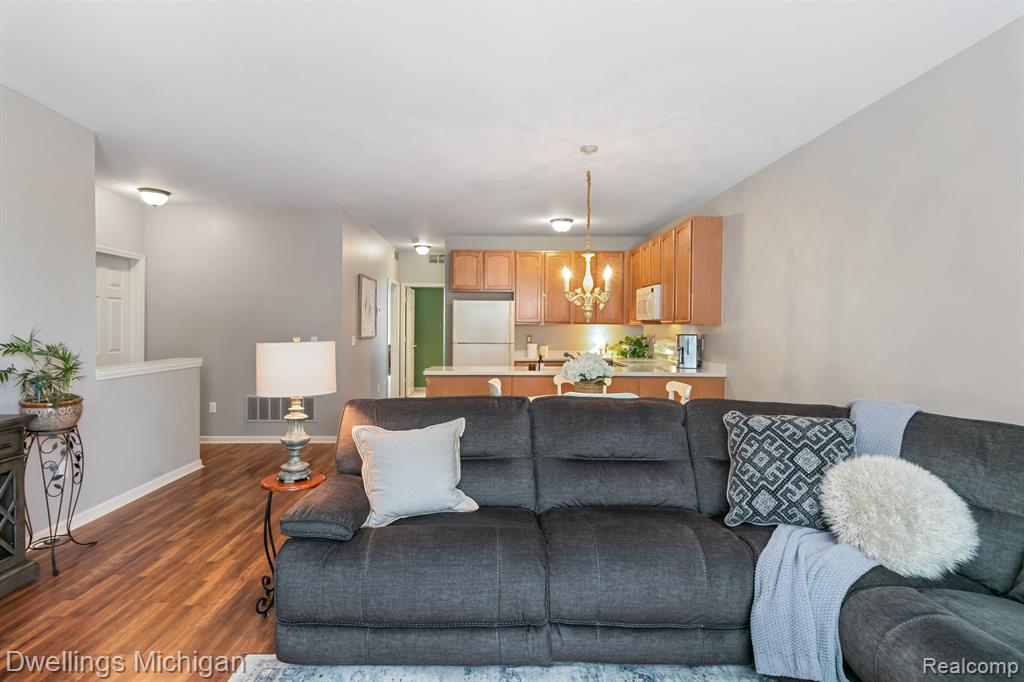 1105 FOUNTAIN VIEW Circle, South Lyon, MI 48178 — Photo 3