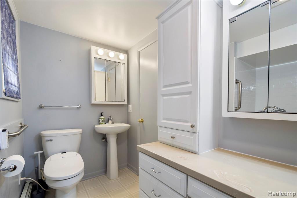 821 Castlebar Drive, Rochester Hills, MI 48309 — Photo 14