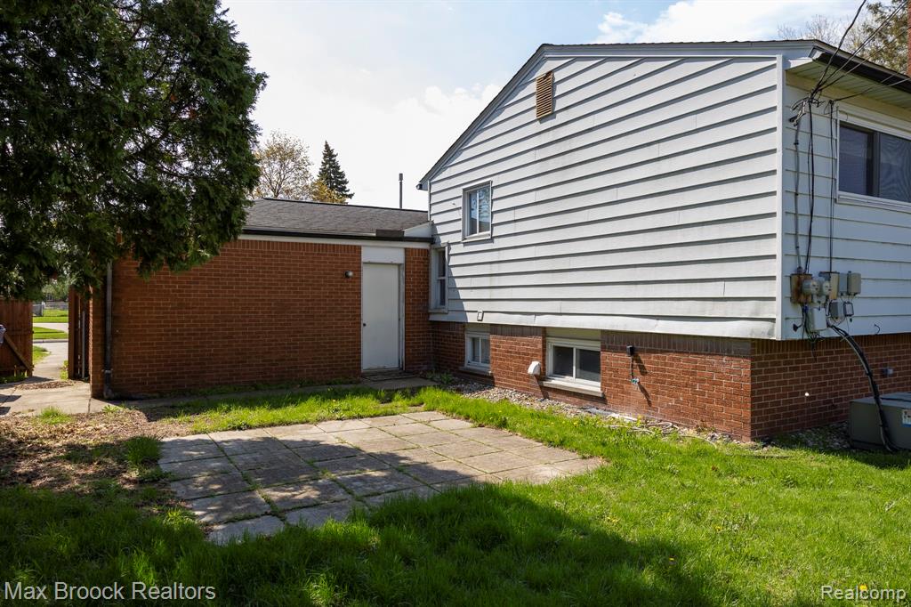 4829 WOLGAST Drive, Warren, MI 48092 — Photo 38