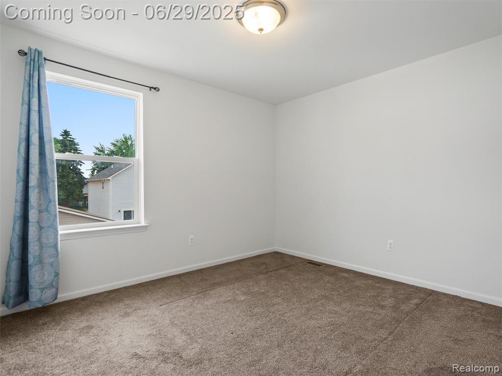 399 W DALLAS Avenue, Madison Heights, MI 48071 — Photo 23