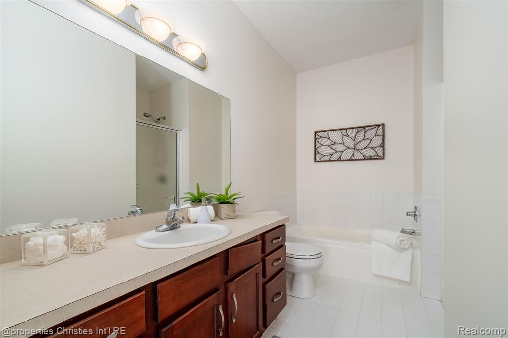 25558 Portico Lane, Novi, MI — Photo 16