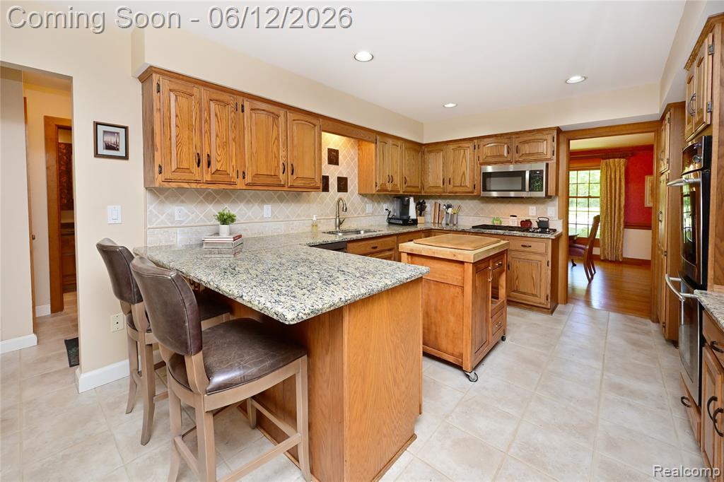 5684 Sussex Court, Troy, MI 48098 — Photo 9