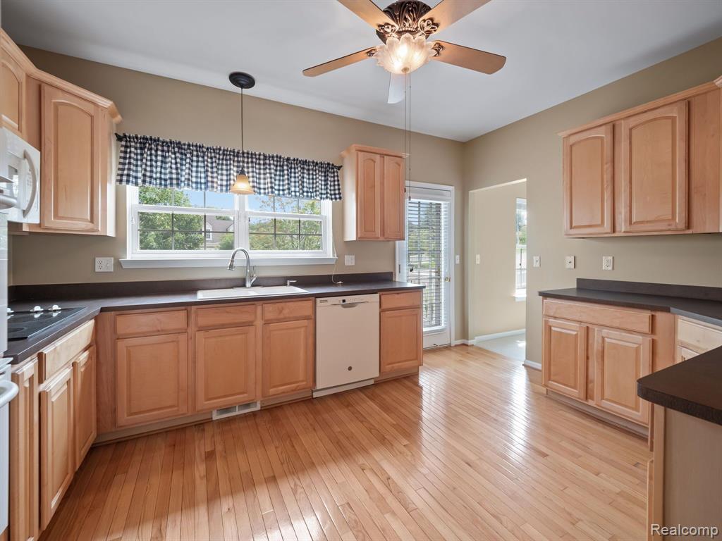 694 W BLUFF, Rochester Hills, MI 48307 — Photo 13