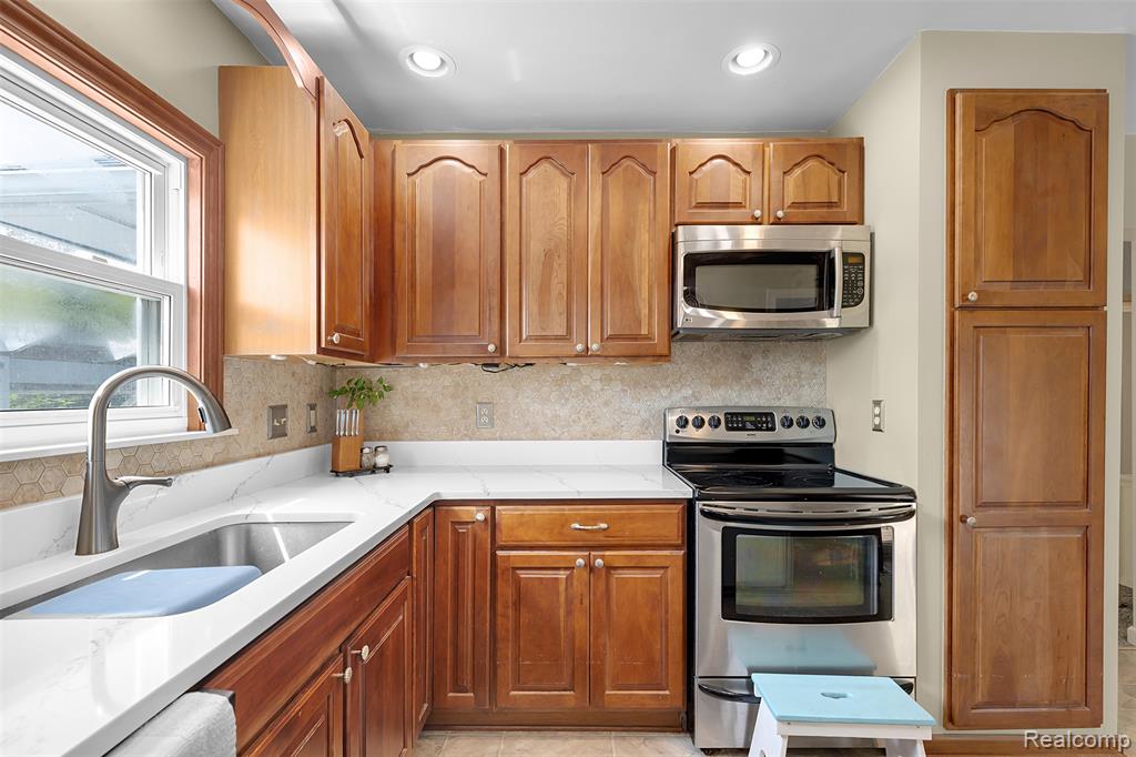 22827 Meridian Road, Grosse Ile, MI 48138 — Photo 31