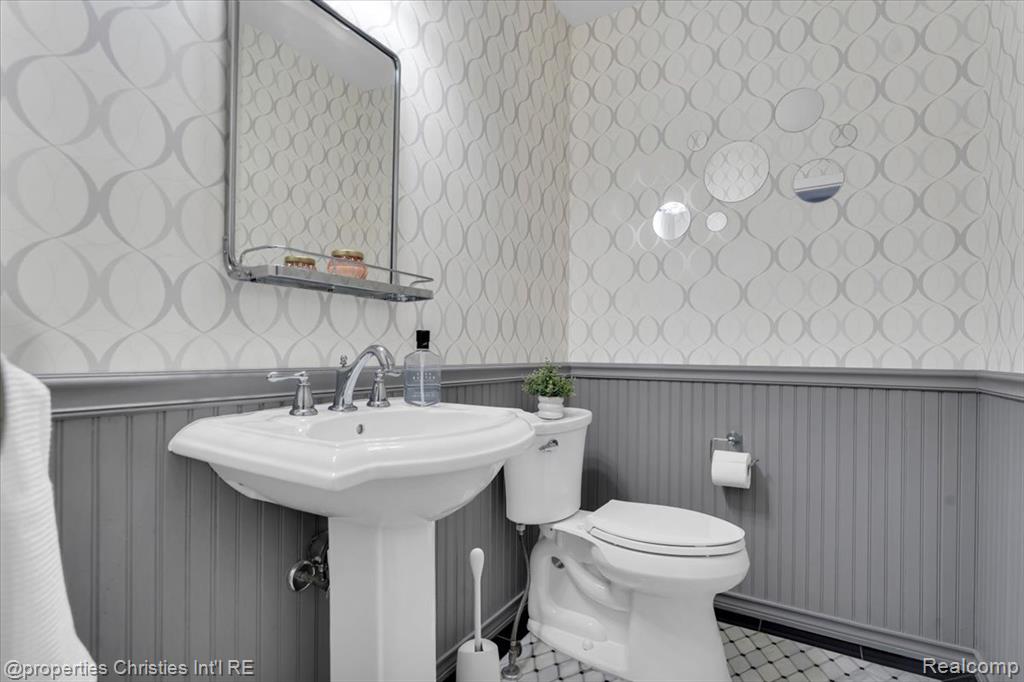6225 Golfview Drive, Bloomfield Hills, MI 48301 — Photo 23