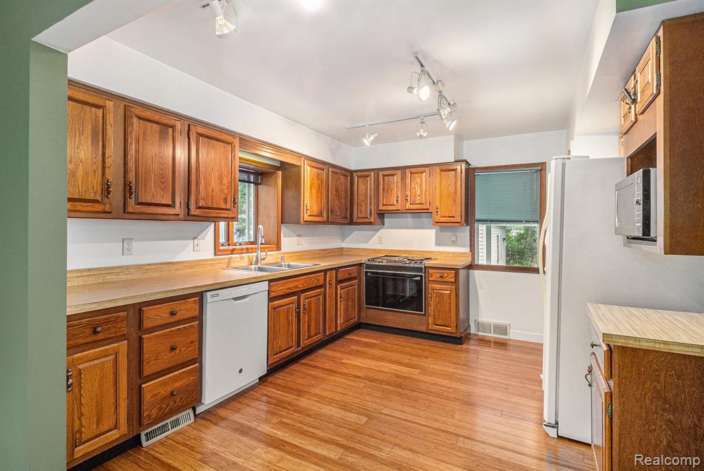 4172 Dallas Avenue, Holt, MI 48842 — Photo 5
