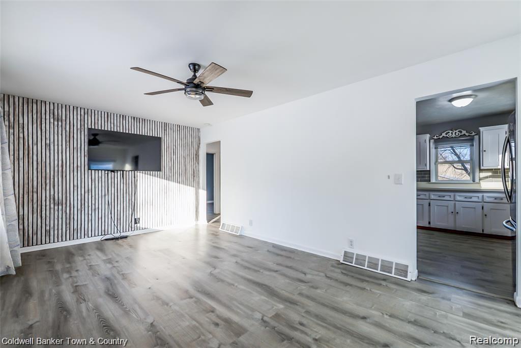 4383 Green Lake Road, West Bloomfield, MI 48323 — Photo 11