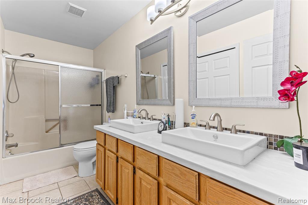 5492 Charrington Court, West Bloomfield, MI 48324 — Photo 22