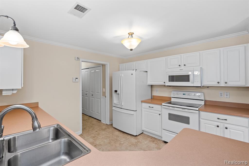 4130 Hampton Ridge Boulevard, 63, Howell, MI 48843 — Photo 23