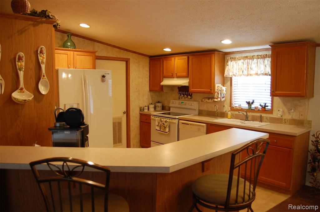23166 Swallow, New Boston, MI 48164 — Photo 4