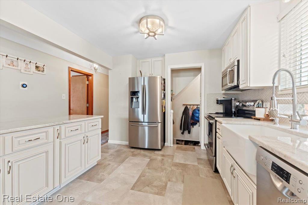 9671 STERLING Avenue, Allen Park, MI 48101 — Photo 5