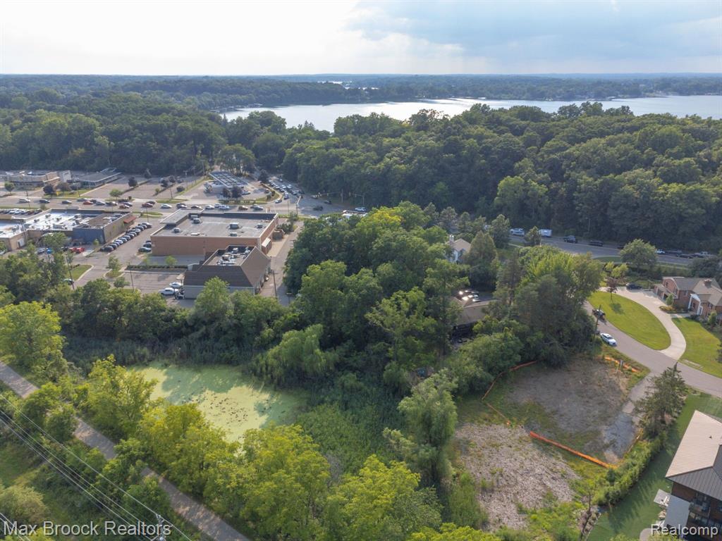 4053 HARBOR VISTA Drive, Orchard Lake Village, MI 48323 — Photo 9