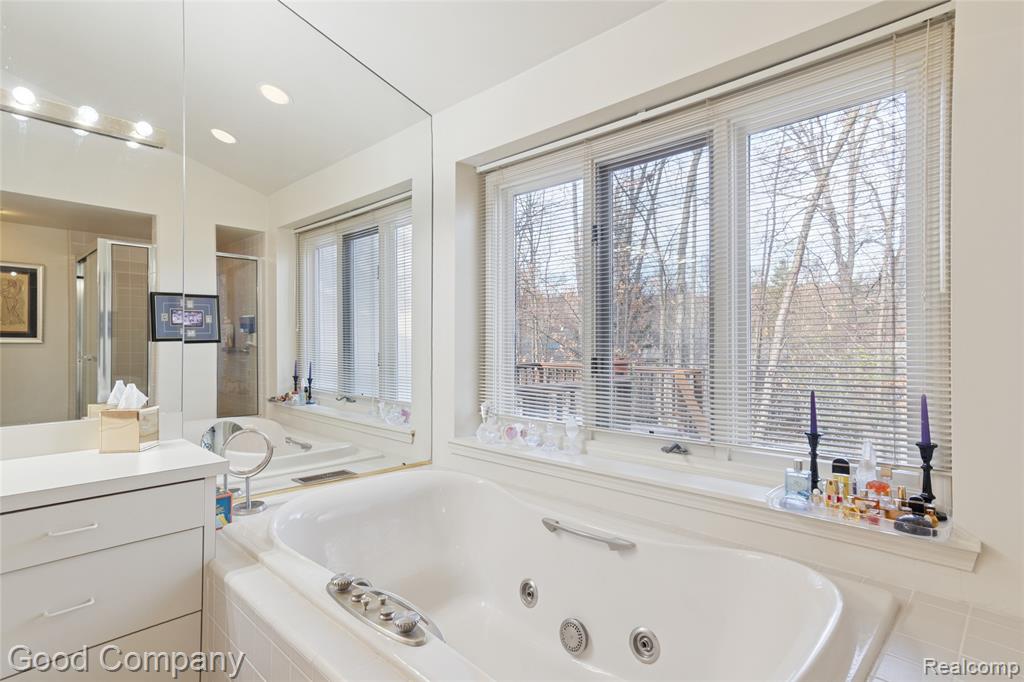 5104 Woodcliff Hill Road W, West Bloomfield, MI 48323 — Photo 33