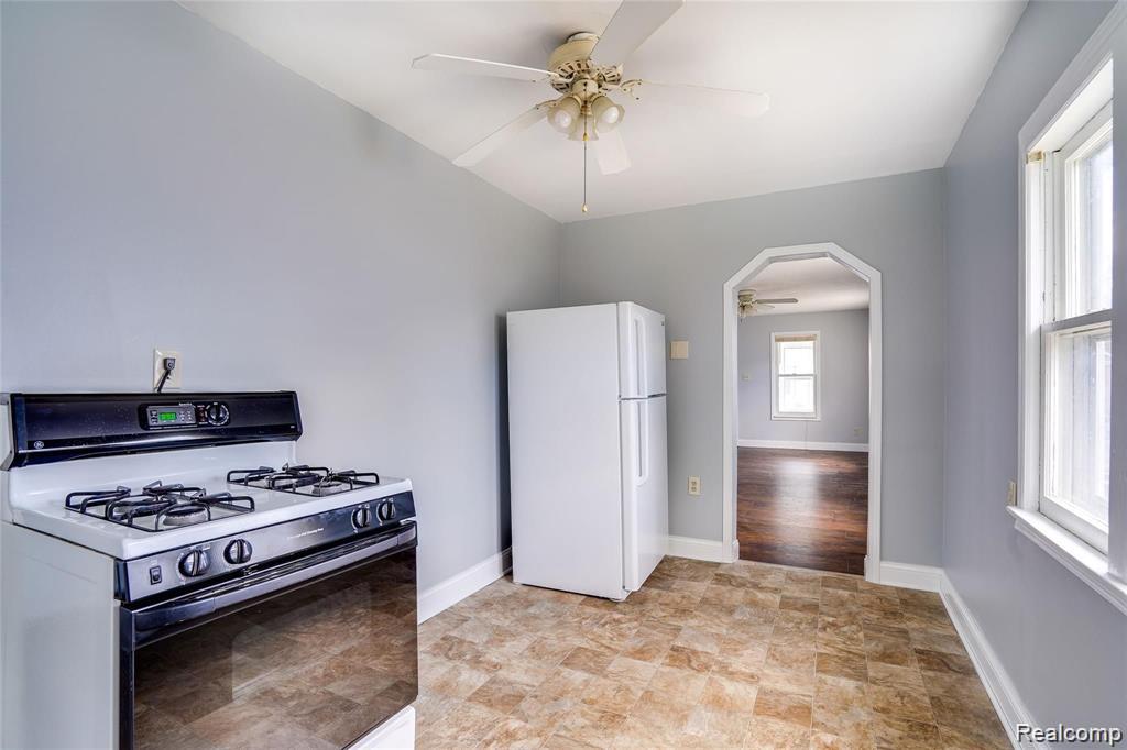 577 E BRICKLEY Avenue, Hazel Park, MI 48030 — Photo 10