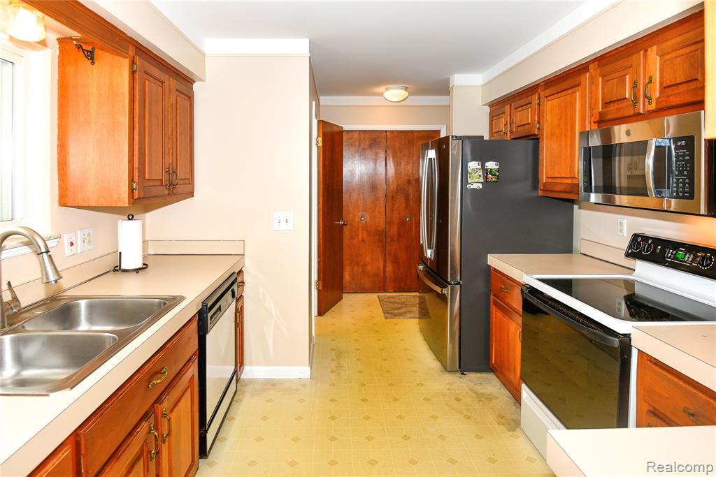 884 Eugene Drive, Oxford, MI 48371 — Photo 18