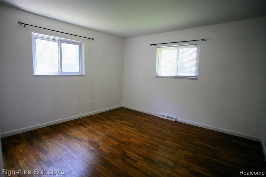 5800 Paramus, Clawson, MI — Photo 8