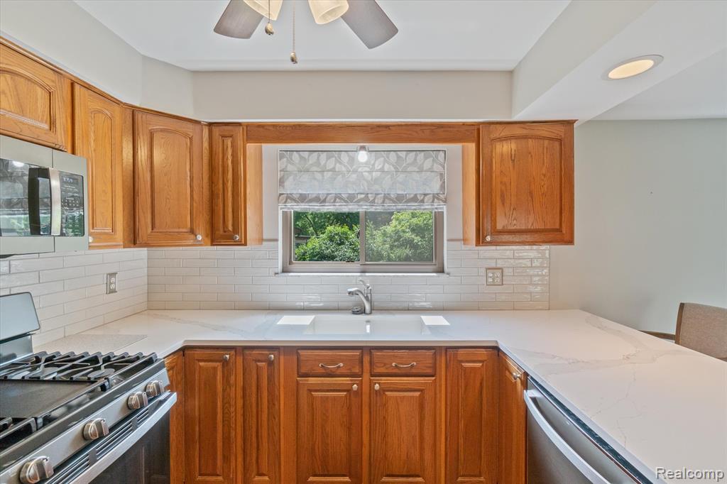 6169 Barker Circle, Waterford, MI 48329 — Photo 12