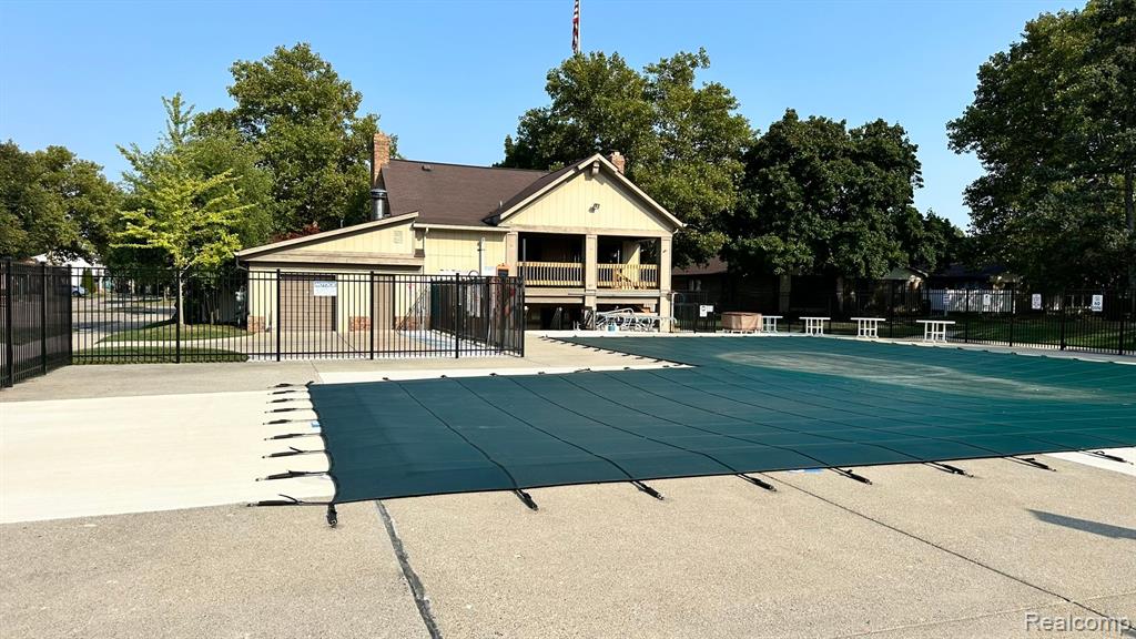 2751 ROUNDTREE Drive, Troy, MI 48083 — Photo 18