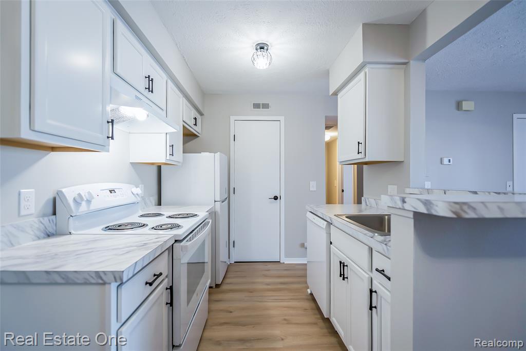 410 Spring Brooke Drive, Brighton, MI 48116 — Photo 10