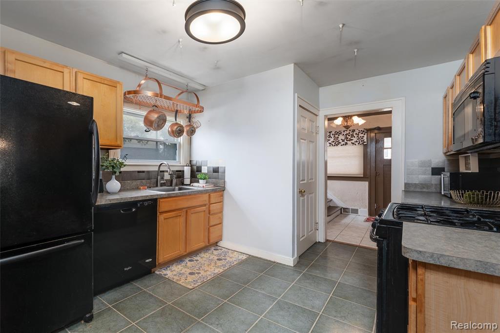 51 Mohawk Road, Pontiac, MI 48341 — Photo 24