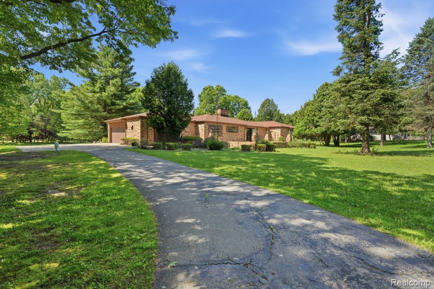 7020 Rattalee Lake NW, Clarkston, MI 48348 — Photo 3