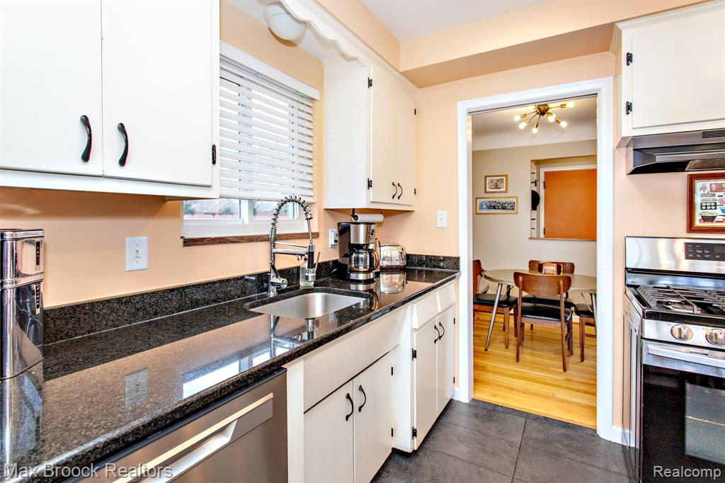 24460 Rosewood Street, Oak Park, MI 48237 — Photo 17