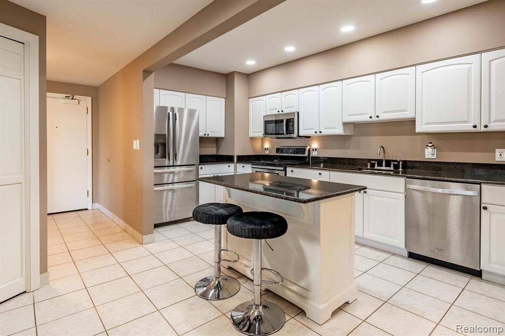 43100 12 OAKS CRESCENT Drive, 4044, Novi, MI 48377 — Photo 4