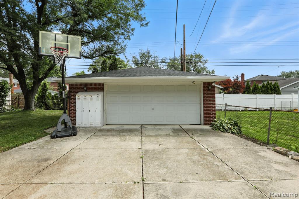 678 Shenandoah Drive, Clawson, MI — Photo 23