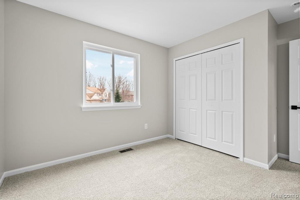 990 Waters Edge Lane, Fenton, MI 48430 — Photo 27