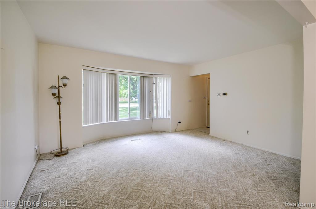 6228 Greenview Drive, Burton, MI 48509 — Photo 12