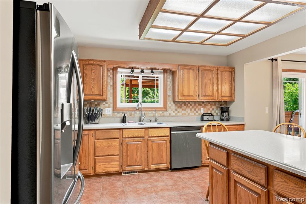 10780 Oxbow Lakeshore Drive, White Lake, MI — Photo 14