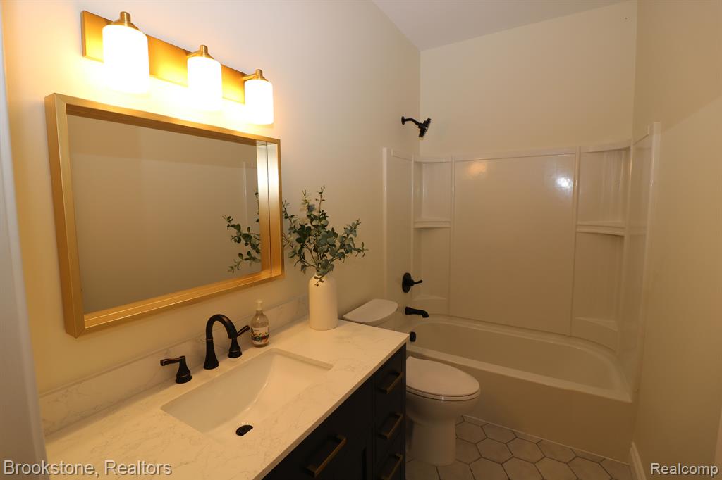 395 GENEVA Court, Howell, MI 48855 — Photo 18