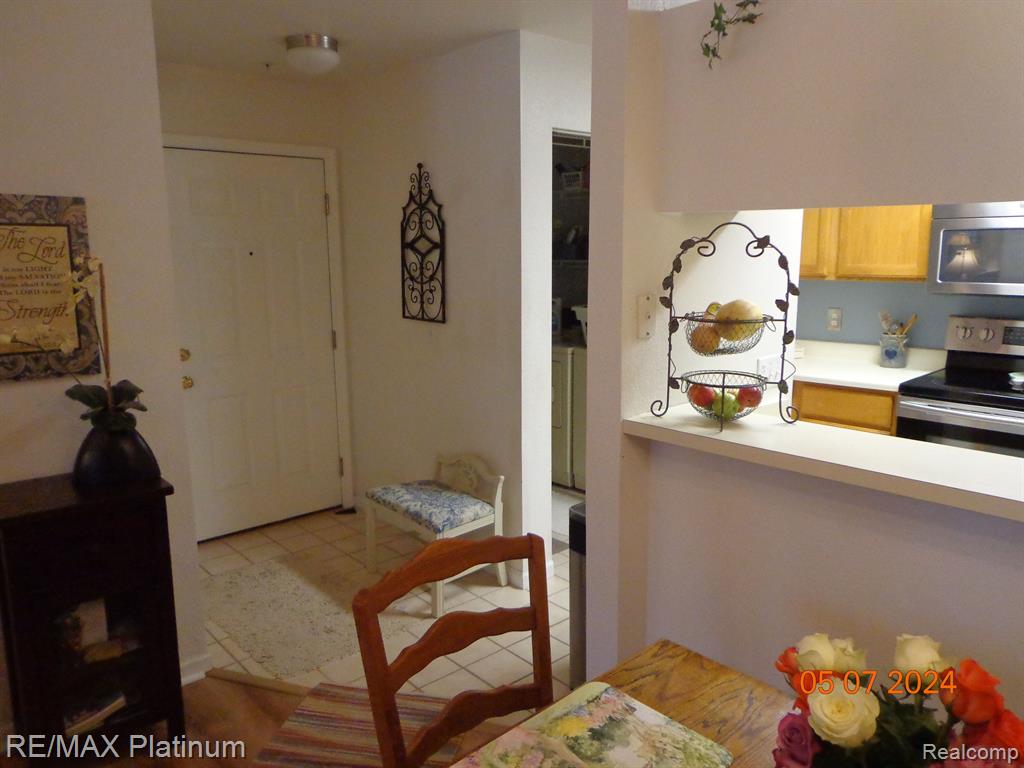 620 CURZON Court, 102, Howell, MI 48843 — Photo 6