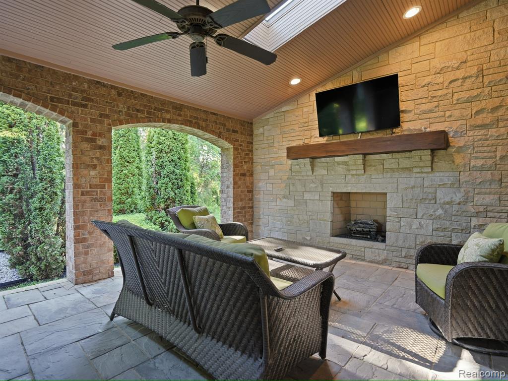 55951 Ashbrooke Drive W, Utica, MI 48316 — Photo 9