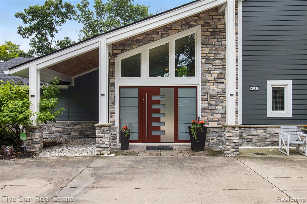 7025 Dandison Boulevard, West Bloomfield, MI 48324 — Photo 6
