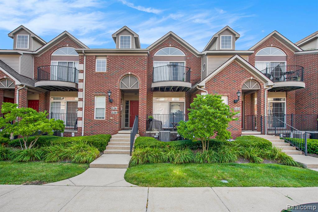 226 W OAKBROOK Drive, Ann Arbor, MI 48103 — front exterior