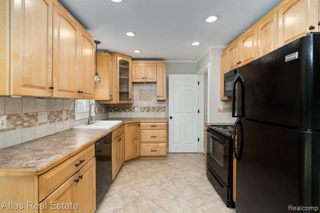 832 Southwood Drive, Fenton, MI 48430 — Photo 13